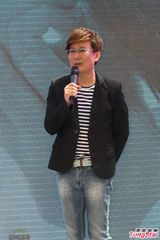 组图：张信哲新专辑签售 获赠车模人气不减当年