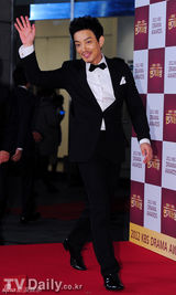 组图：金南珠获奖落泪 宋仲基文彩元成最佳搭档