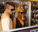 组图：希尔顿与男友形影不离 深V裙胸口无料