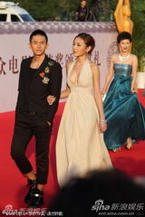 组图：香港嫩模何佩瑜喷血双球呼之欲出