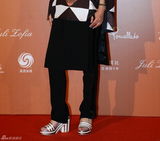 群星闪耀嫣然基金晚宴 王菲旗袍装与李亚鹏恩爱