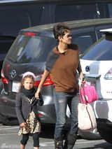 组图：母亲节盘点好莱坞女星与仔们的温馨瞬间