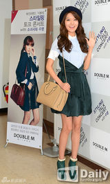 组图：少女时代秀英出席时尚活动公开扮靓法则