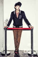 组图：韩歌手郑俊英时尚写真 展休闲绅士风