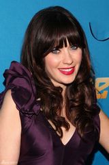 组图：佐伊-丹斯切尔着紫裙录节目大秀甜美本色