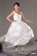 组图：杨丞琳新歌发表变熟女 耗资300万打造记者会