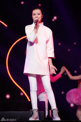 组图：郁可唯李玉刚现身品牌周年庆演唱会