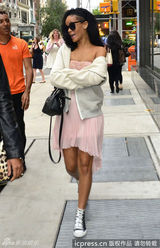 组图：蕾哈娜半透明抹胸性感凸点 露香肩展风情