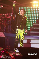 组图：萧敬腾唱《black or white》 向杰克逊致敬