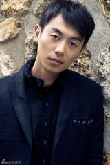 组图：朱亚文巴黎拍时尚大片 优雅释放熟男魅力