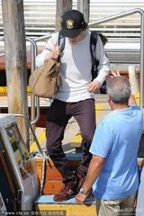 组图：艾森伯格抵达威尼斯 甩女友一人坐游艇