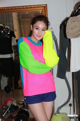 组图：张馨予彩色运动装拍写真 称结婚传闻很荒唐