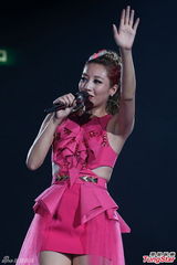 组图：A—Lin香港个唱劲歌热舞 抹胸裙秀身材