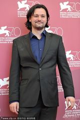 组图：《有些女孩》发布会 主演红裙亮相显惊艳