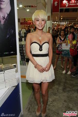 组图：罗彩玲爆乳亮相香港宣传写真集