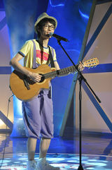 幻灯图：“小魏晨”左其铂涉险晋级广州快男30强