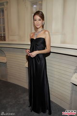 组图：谢婷婷低胸佩千万钻饰 放言会秘婚