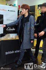 组图：BEAST出席签名会 招手竖大拇指问候粉丝