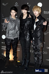 组图：帝国之子奇太映等众星亮相时装秀