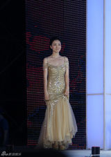 组图：小陶虹金色鱼尾裙助阵比基尼派对