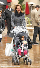 组图：杰西卡-阿尔芭素颜携女购物 奥诺手捧洋娃娃