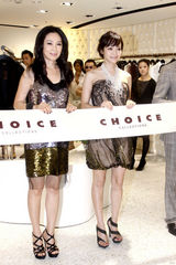 组图：侯佩岑黑色薄纱装证未孕 端庄大方秀香肩