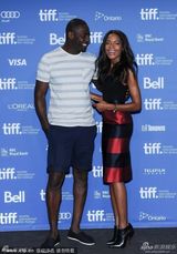 组图：《曼德拉》拍写真 哈里斯紧抱易德立斯