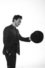 组图： “多面手”赵立新黑色礼服写真展儒雅绅士