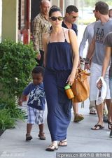 组图：桑德拉-布洛克带养子购物 小家伙害羞躲街角