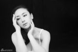 组图：石琳黑白写真曝光 时尚大气气场足