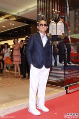 组图：梁朝伟新造型变秃头 亮相某品牌开幕礼