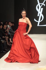 组图：钟丽缇台湾走秀 性感豹纹洋装搭配红唇