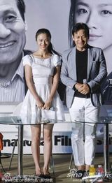 组图：汤唯穿白裙扎马尾显清新 意外收获生日祝福