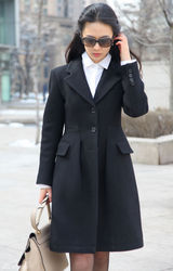 高清图：孙梅竞街拍LOOK 黑色大衣搭配白色衬衣