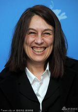 组图：《罗丹的情人》发布 比诺什红装搞怪