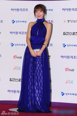 组图：《请回答1997》申素律蓝裙典雅吐舌卖萌