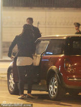 组图：郭晶晶深夜会友霍启刚未现身 红色宝马引围观