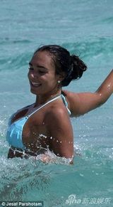 组图：F1太子女度蜜月 与老公海中热吻激情难挡