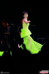 组图：S.H.E合体香港开唱 Selina感触落泪