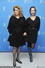 组图：《狂妈上路》记者会 常青树凯瑟琳亮相