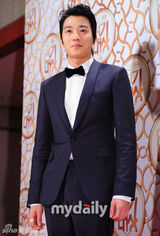 组图：SBS和KBS颁奖典礼 韩石奎申河均分获演技大奖