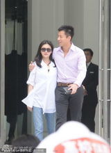 组图：大S汪小菲牵手逛街 T恤衫遮掩身材