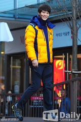 组图：朱元出席签名会 黄色羽绒服生机勃勃