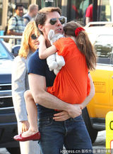 组图：汤姆-克鲁斯离婚后首探爱女 遭狗仔围堵