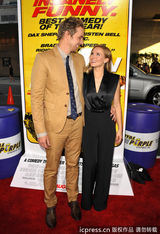 组图：《逃脱》首映 贝尔与戴克斯激情热吻