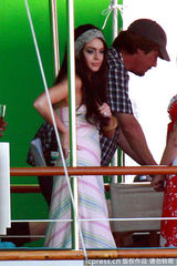 组图：林赛着爆乳吊带裙撕打不慎露半球