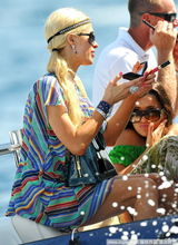 幻灯图：希尔顿姐妹法国度假 穿性感比基尼玩跳板