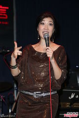 组图：赵传开个唱 黄嘉千性感露背现身力挺