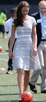 组图：凯特访原住民换两套靓裙 手握花蛇不害怕