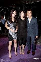 幻灯图：原子惠低胸红色洋装抢镜 黄秋生酷劲十足 